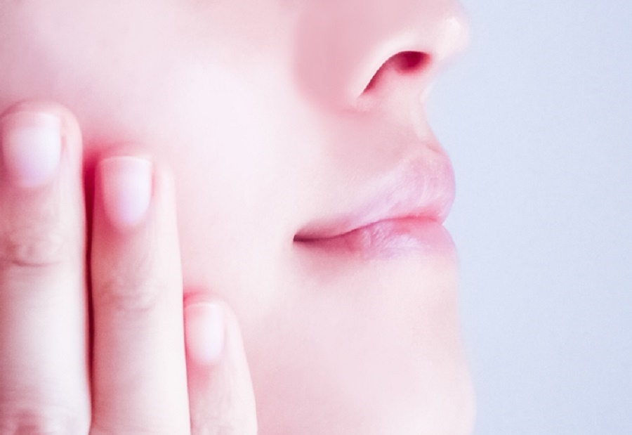 肌に触れる女性