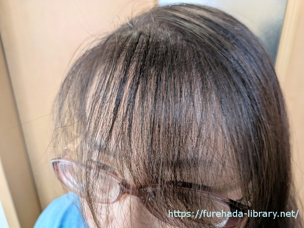 伸ばしている途中の前髪