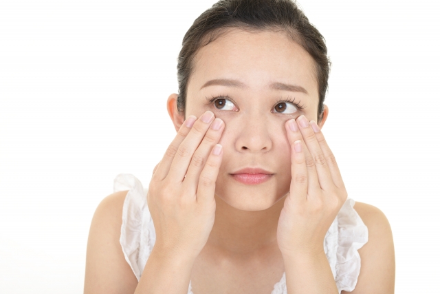 肌を押さえる女性