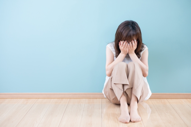 悩んでいる女性